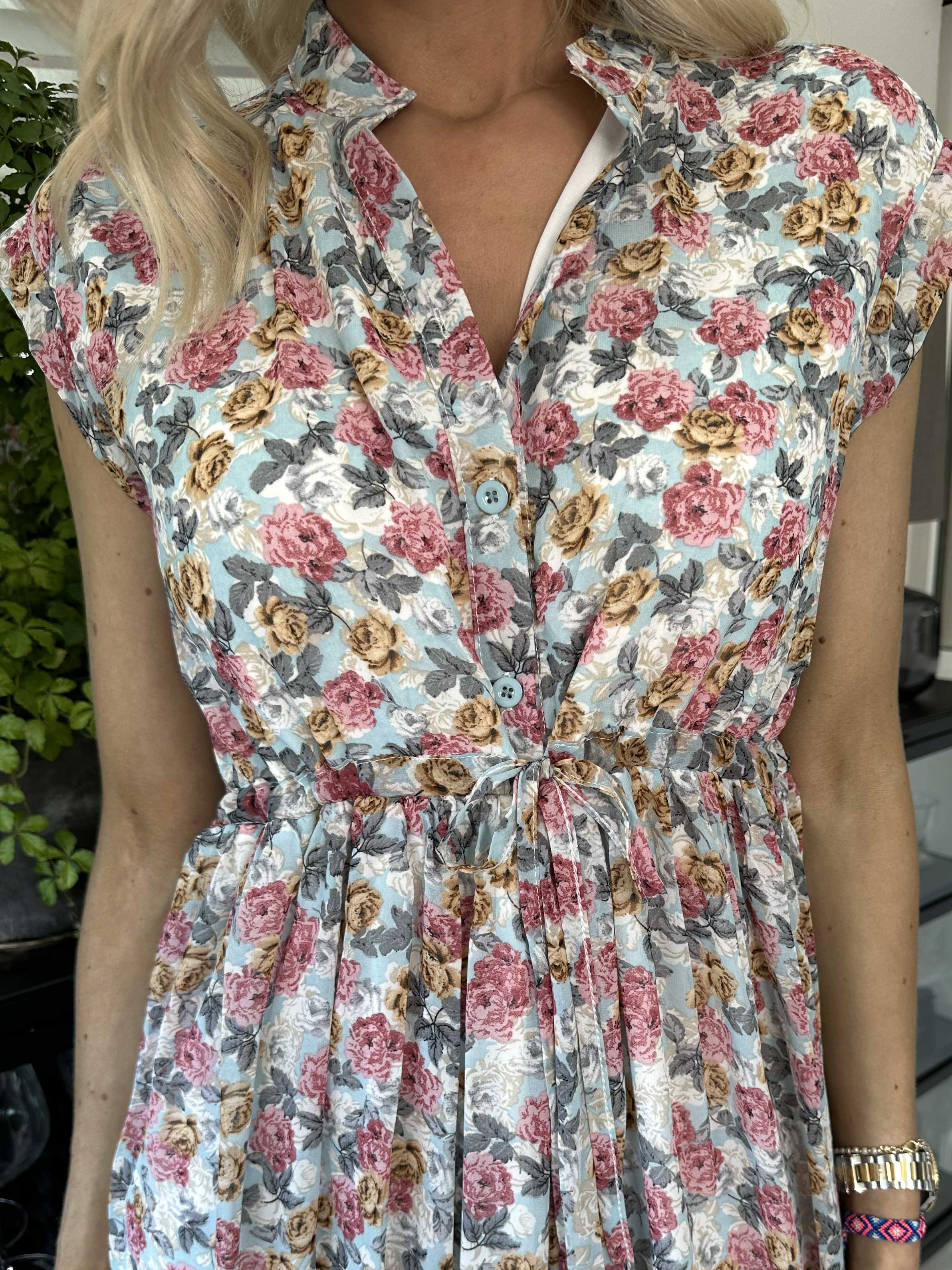 Alberte - Söt sommarklänning i chiffong med blommönster